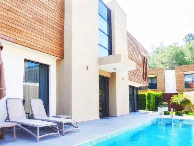 swimming-pool-beach-luxury-hotel